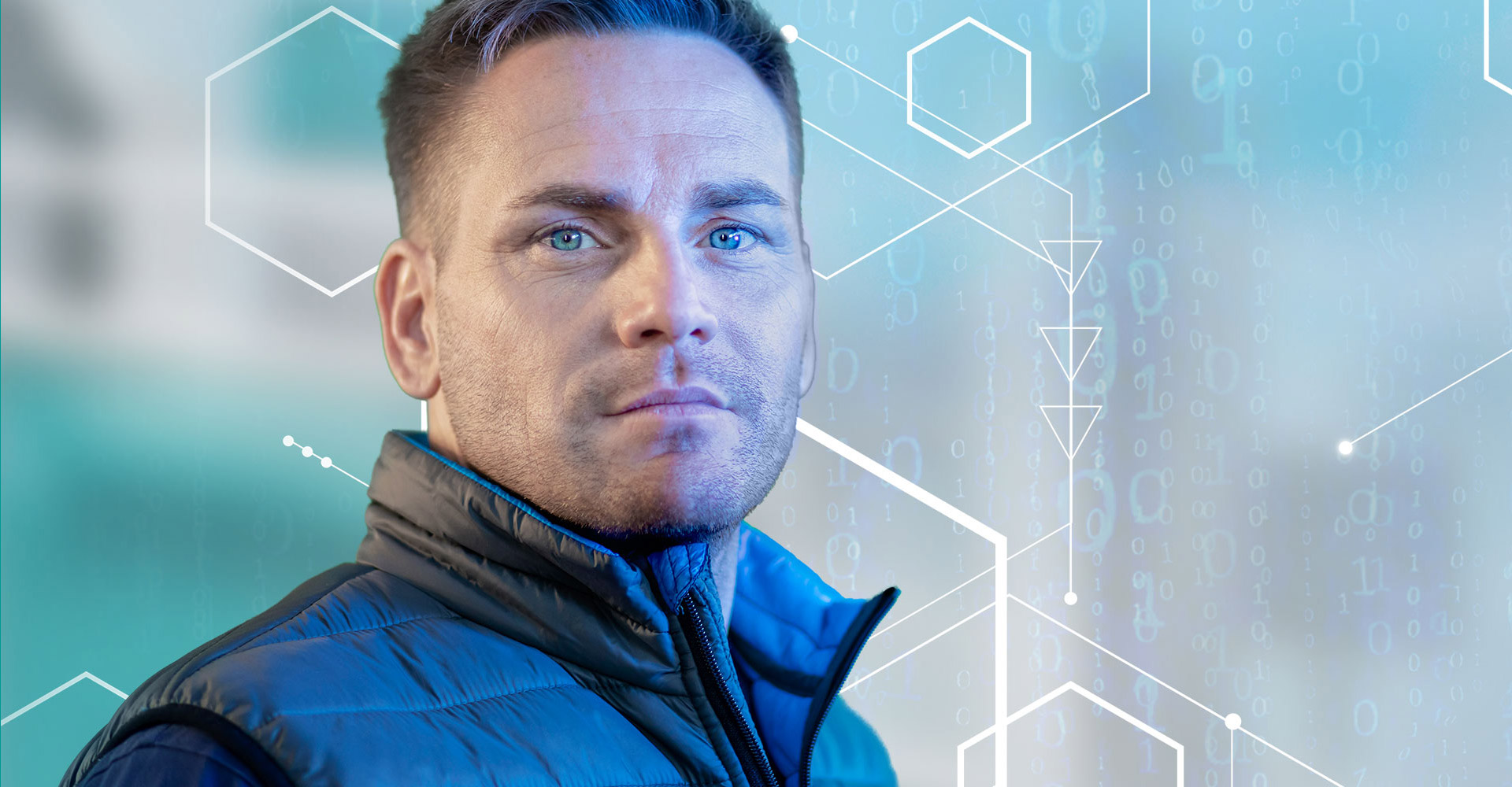 Ausschnitt Mann in blauer Veste, im Hintergrund Hexagon-Grafiken