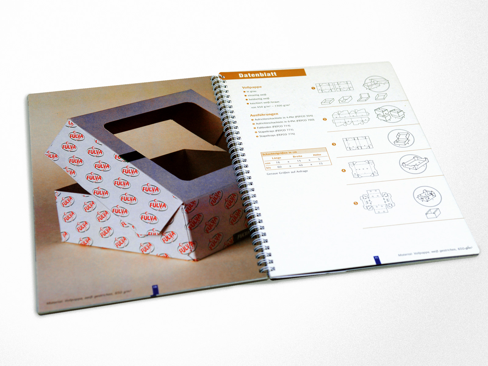 Links zwei zusammengefaltene Flyer und rechts ein ausgefalteter Flyer mit sichtbaren Knittfalten in Form eines Posters