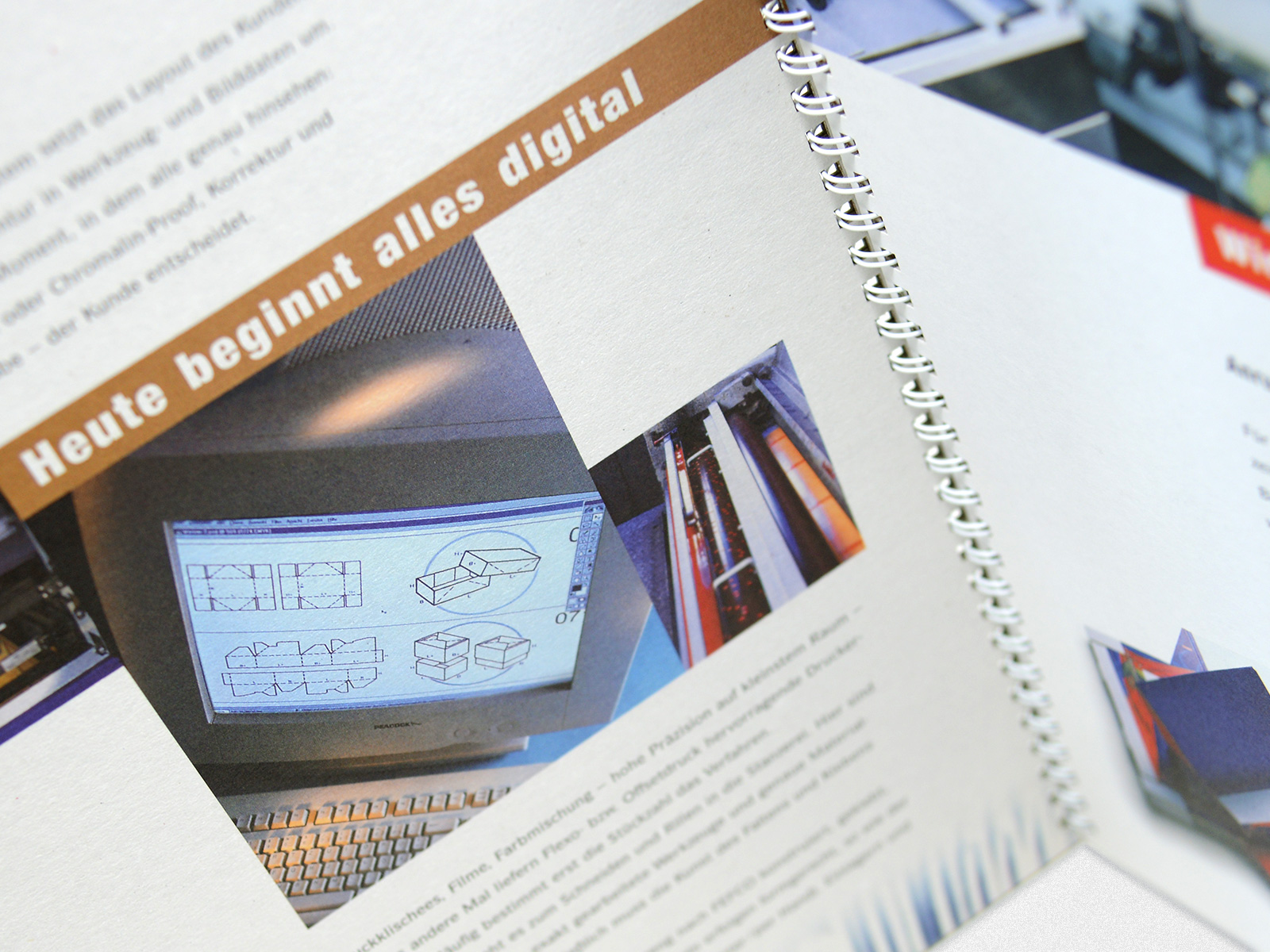 Zwei Tablets mit Webseite Luftreiniger, Hintergrund zeigt umbrechende Meereswelle