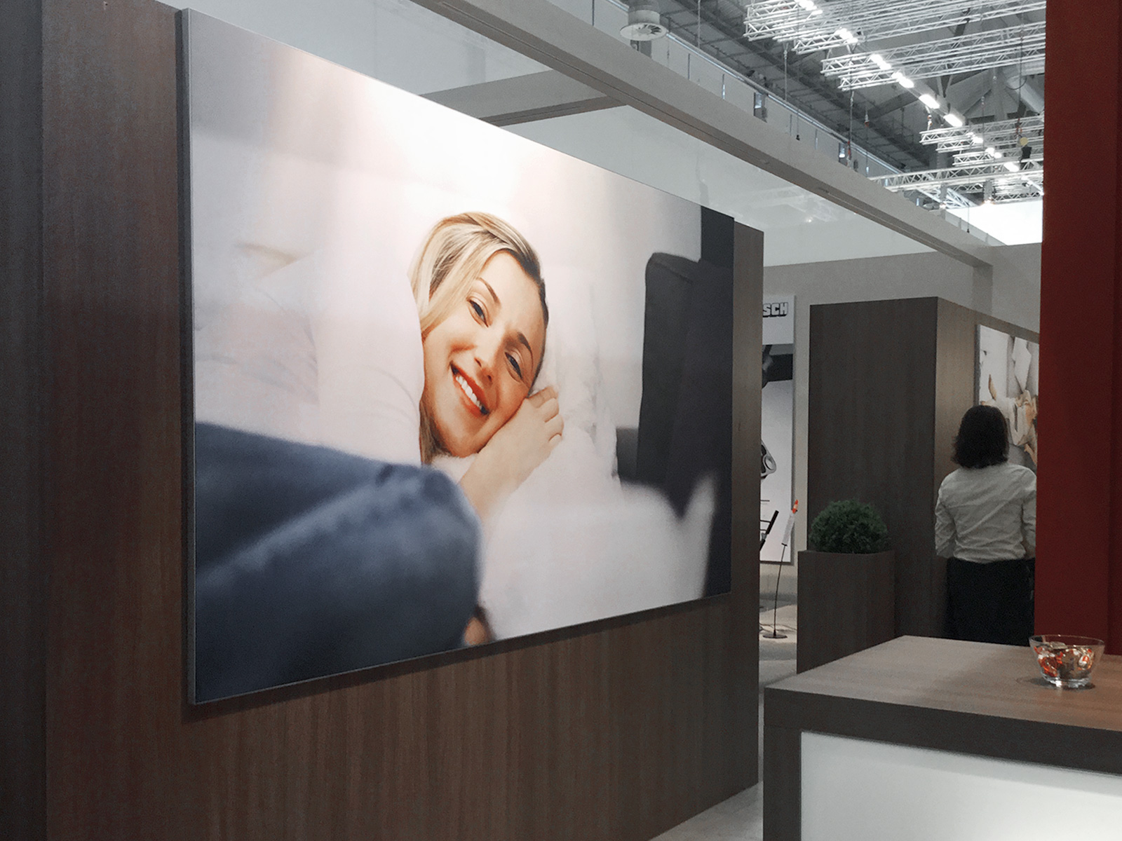 Zwei Tablets mit Webseite Luftreiniger, Hintergrund zeigt umbrechende Meereswelle