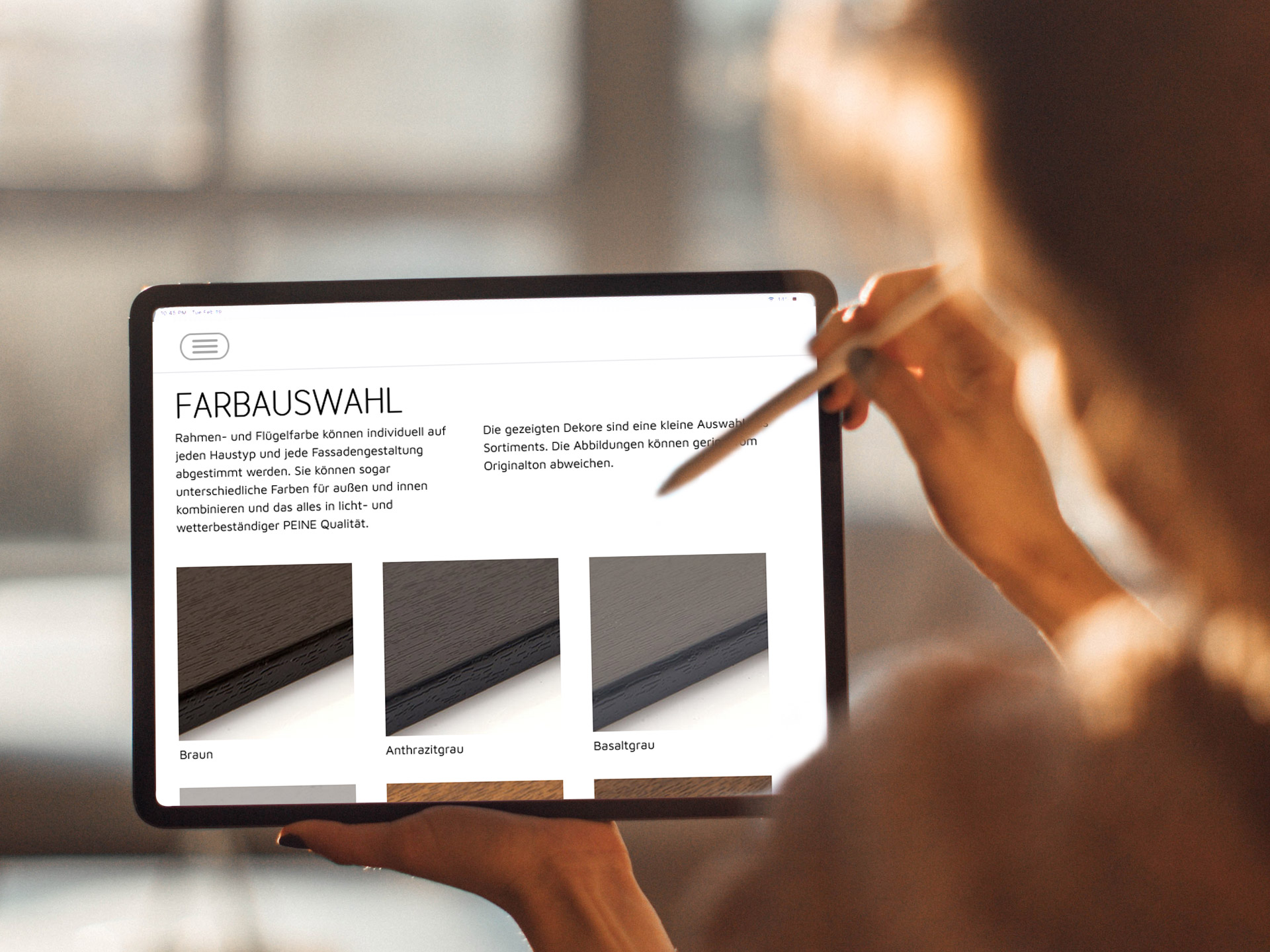 Frau zeigt mit Tablet-Stift auf Tablet in ihrer Hand mit Webseite Fensterbau