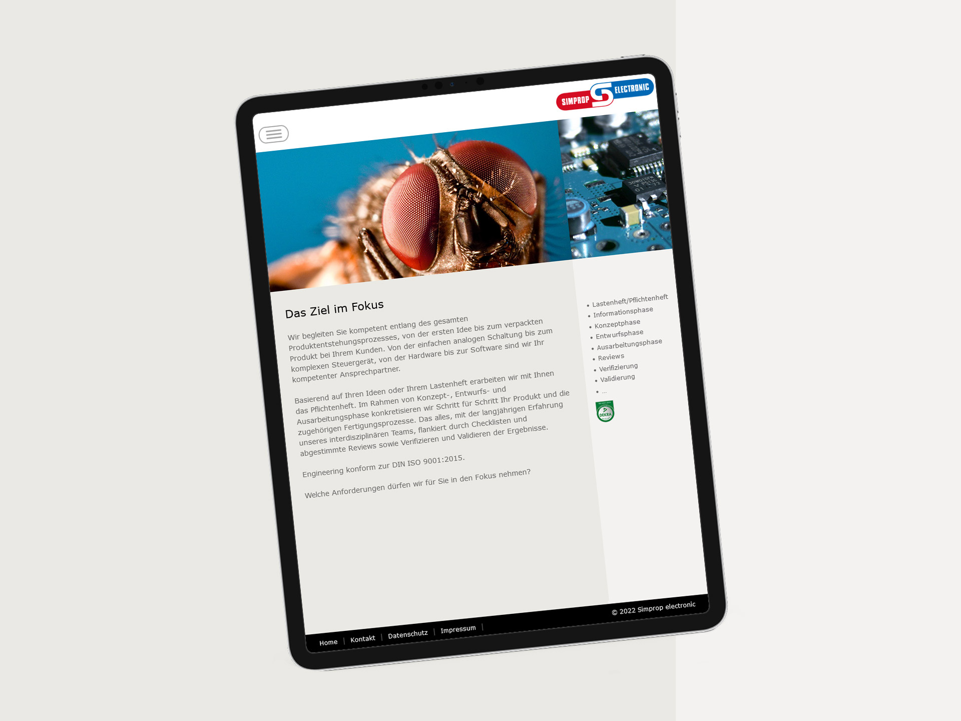 Tablet zeigt Hardwaretechnische Webseite, Einleitungstext und Kopfbild Detail Fliege + Detail Hardware