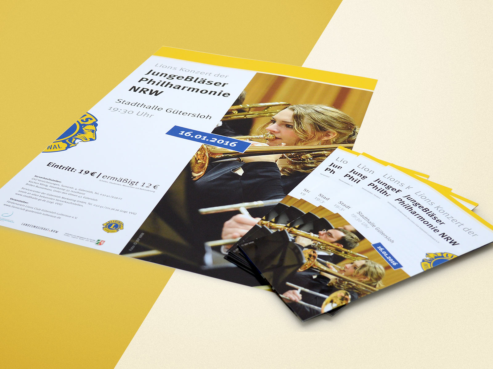 Links zwei zusammengefaltene Flyer und rechts ein ausgefalteter Flyer mit sichtbaren Knittfalten in Form eines Posters