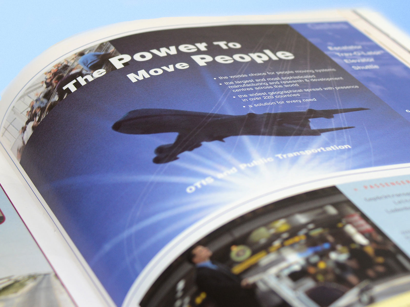 furore-projekte-otis-prospekt-anzeige-2.2 Zwei Tablets mit Webseite Luftreiniger, Hintergrund zeigt umbrechende Meereswelle