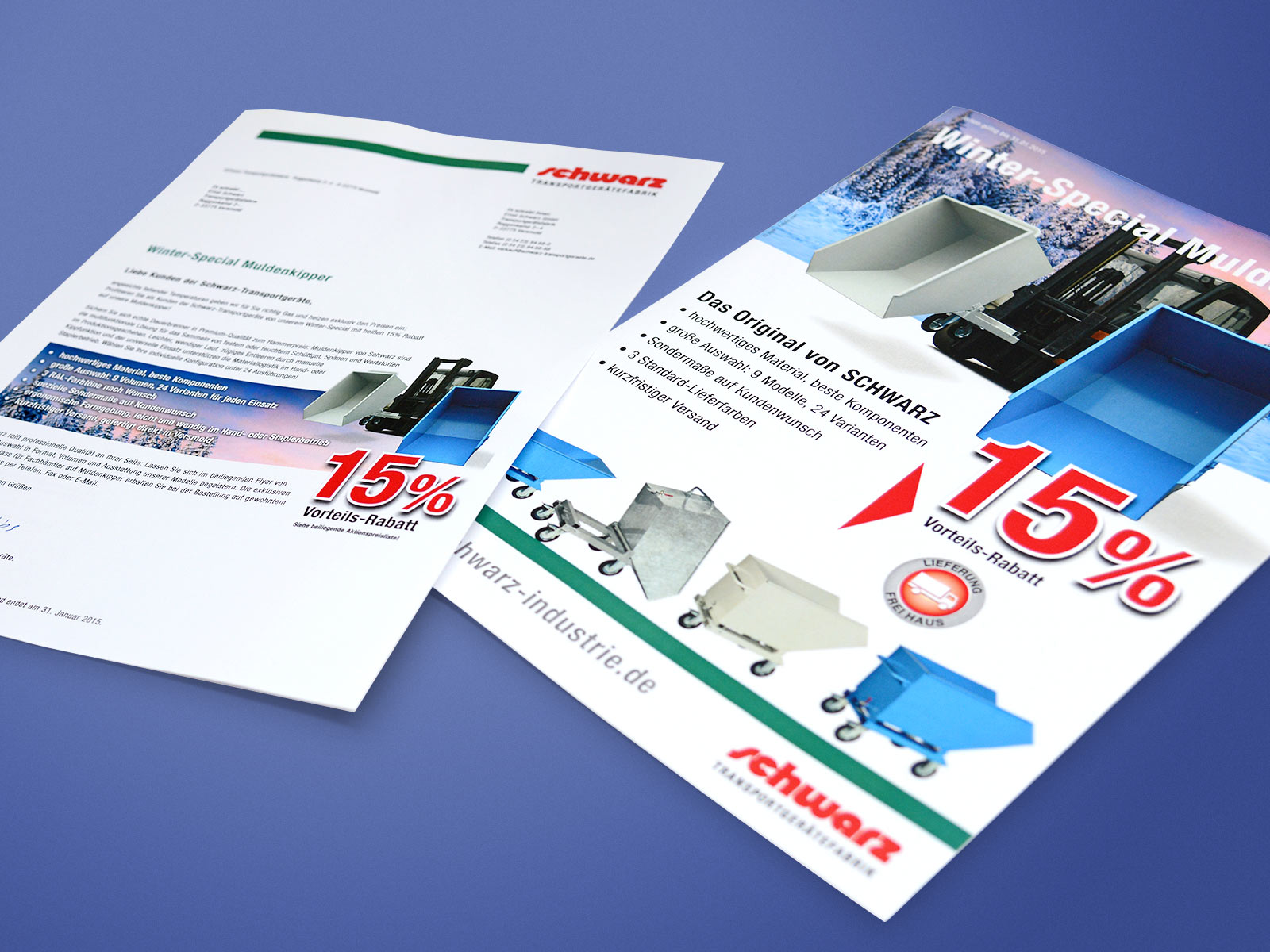 Links zwei zusammengefaltene Flyer und rechts ein ausgefalteter Flyer mit sichtbaren Knittfalten in Form eines Posters