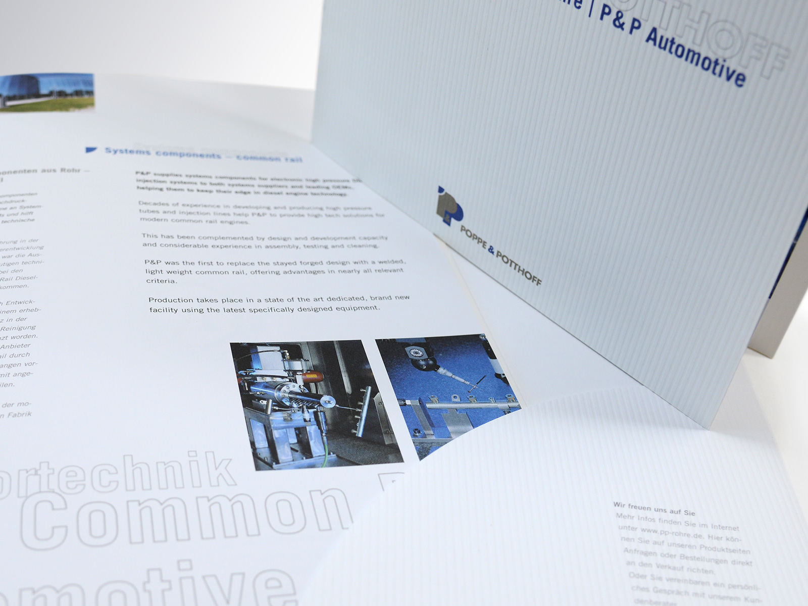 Links zwei zusammengefaltene Flyer und rechts ein ausgefalteter Flyer mit sichtbaren Knittfalten in Form eines Posters