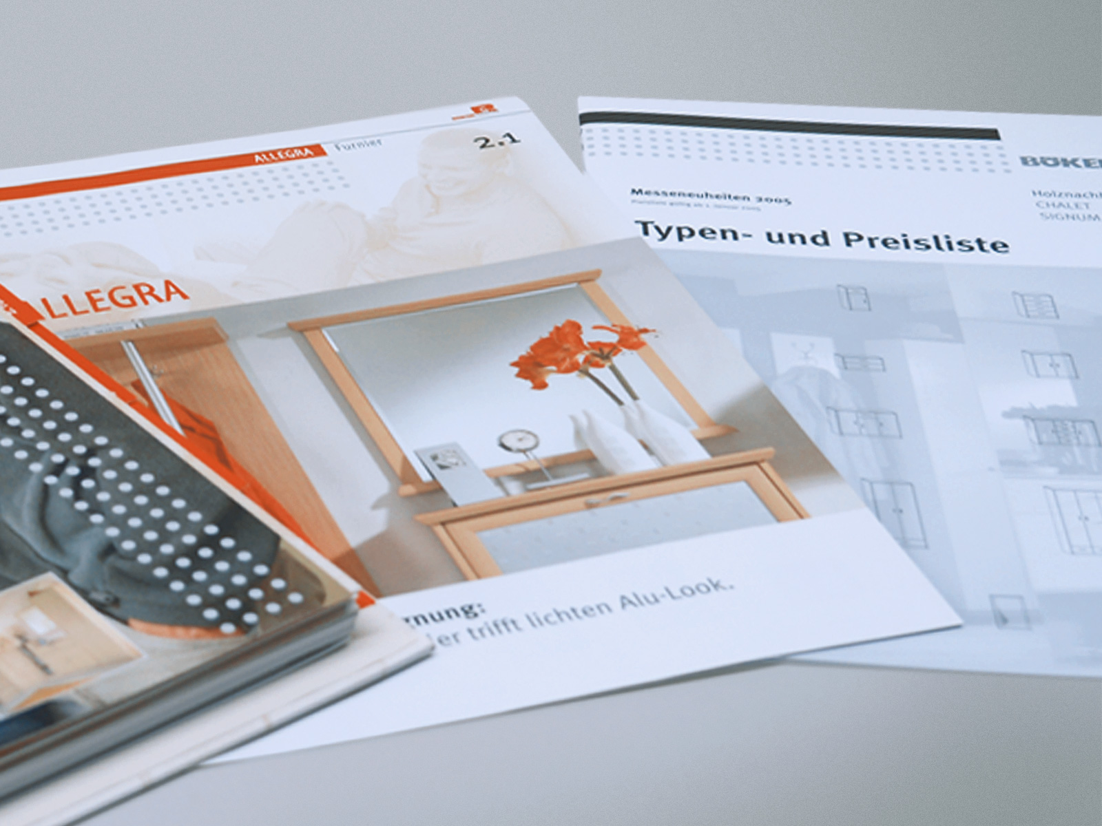 Zwei Tablets mit Webseite Luftreiniger, Hintergrund zeigt umbrechende Meereswelle